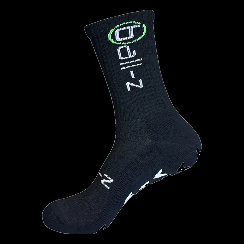 Schwarze Ball-z Gripsocke mit eingestricktem Logo am Schaft und weißem Silikon-Grip unter der Sohle