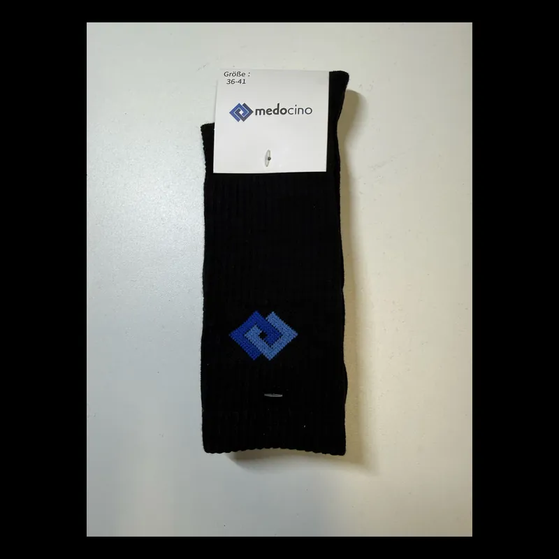 Schwarze Socken mit eingestricktem blauem Medocino-Logo, verpackt mit Etikett
